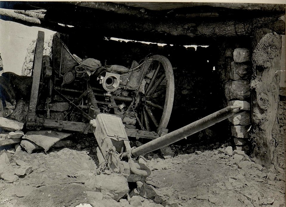 Eroberte italienische Kanone auf dem Monte Maggio. Aufgenommen am 22. Mai 1916. (BildID 15534182)