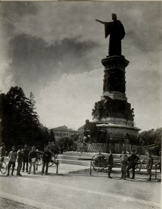 Eroberte Waffen vor dem Dante-Denkmal in Trient.Mai.1917. (BildID 15640179)