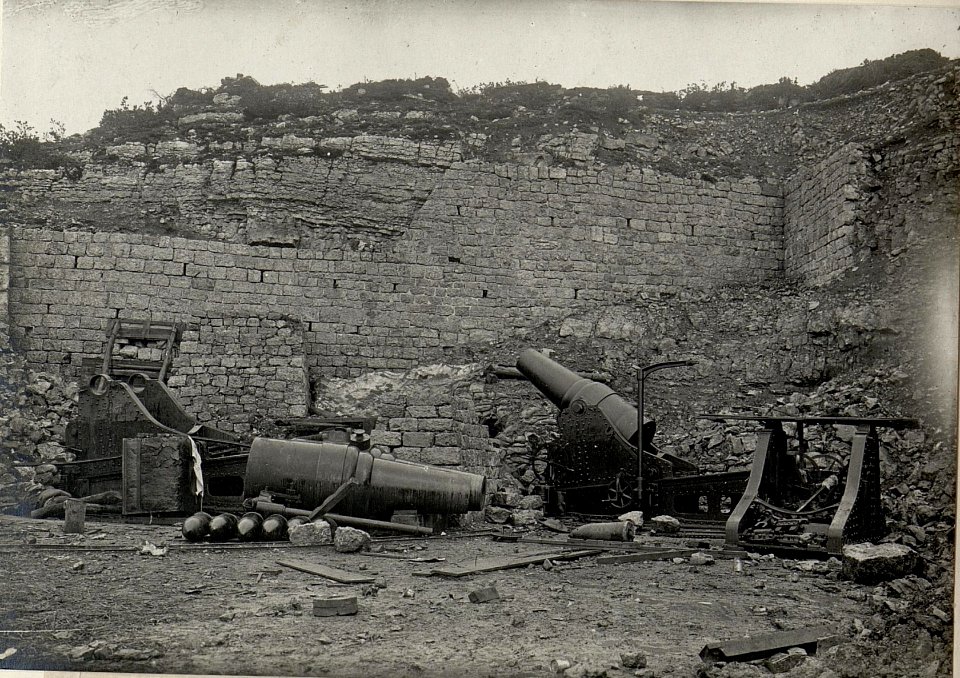 Eroberter italienischer 28 cm Mörser M 79 C am Campomolon. Aufgenommen am 24. Mai 1916. (BildID 15534266)