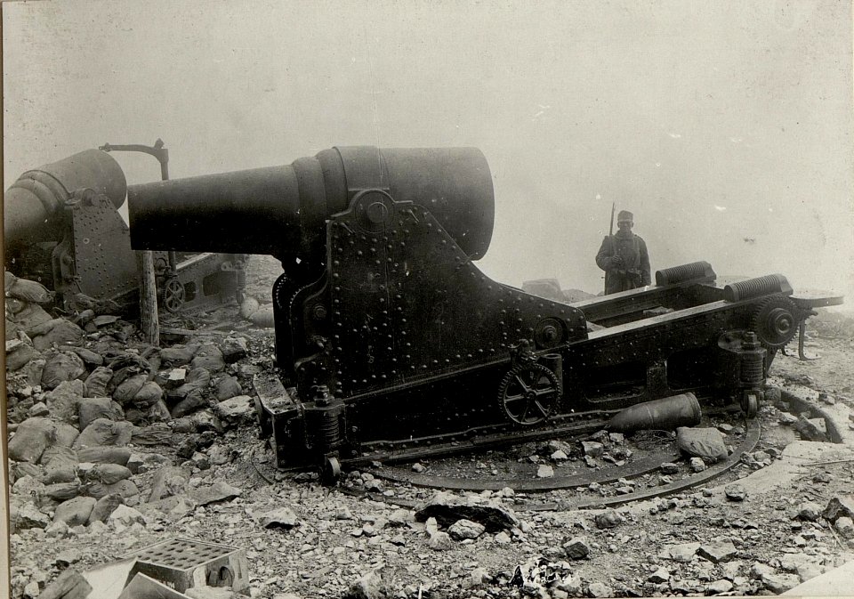 Eroberter italienischer 28 cm Mörser am Campomolon. Aufgenommen am 24. Mai 1916. (BildID 15534280)