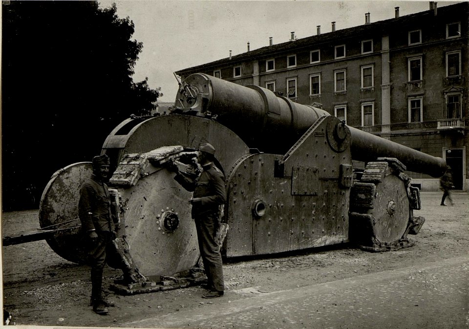 Erobertes italienisches 26 cm Schiffsgeschütz. Aufgenommen am 15. Juni 1916. (BildID 15534588)
