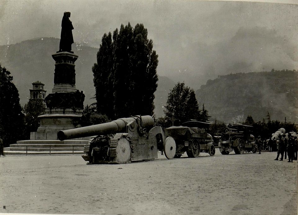 Erobertes italienisches 26cm Schiffsgeschütz. Aufgenommen am 15. Juni 1916. (BildID 15534595)