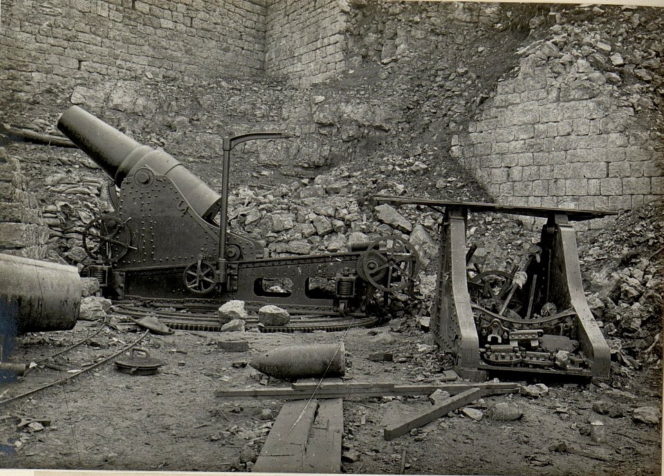 Eroberter italienischer 28 cm Mörser am Campomolon. Aufgenommen am 24. Mai 1916. (BildID 15534259)