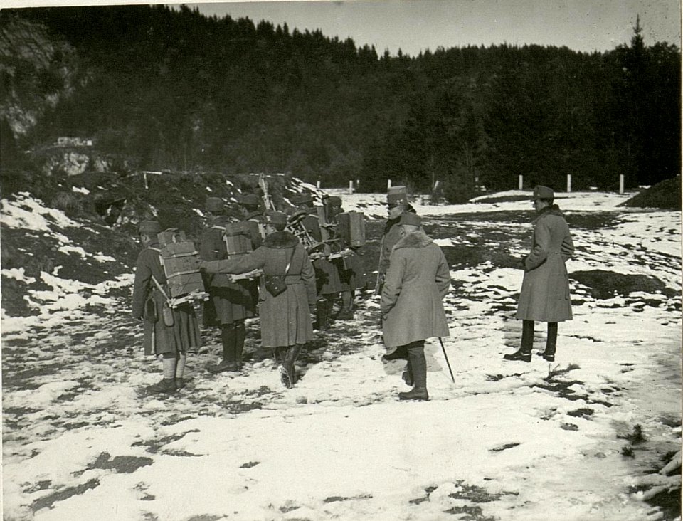 Erprobung eines Infanterie-Geschützes am Schießplatze Villach. (BildID 15469117)