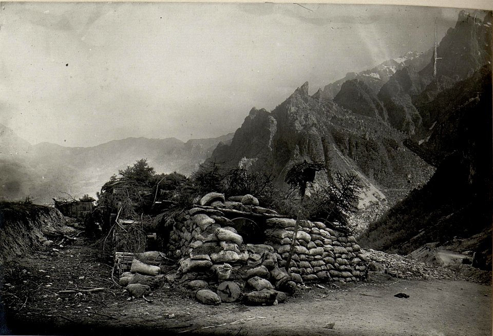 Erobertes Reserverohr eines italienischen 28 cm Mörsers am Borcollapass. Aufgenommen am 22. Mai 1916. (BildID 15534217)