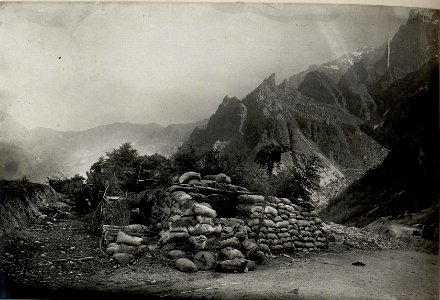 Erobertes Reserverohr eines italienischen 28 cm Mörsers am Borcollapass. Aufgenommen am 22. Mai 1916. (BildID 15534217)