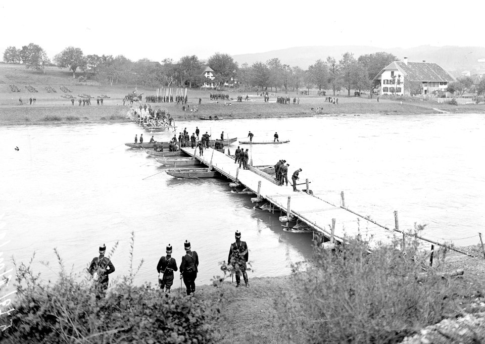 Errichten einer Kolonnenbrücke - CH-BAR - 3237529