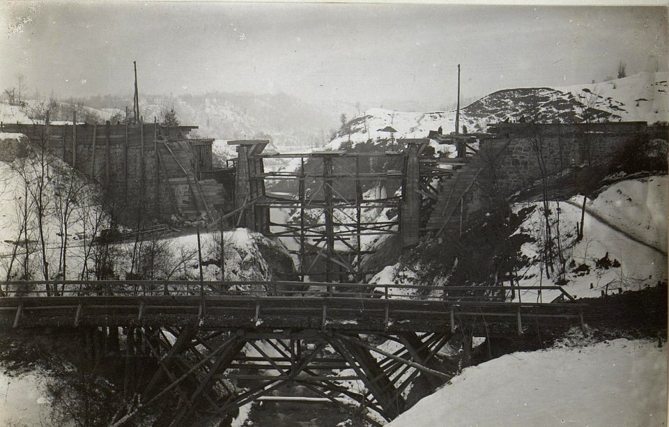 Ersatz der zerstörten Cavorame-Brücke mit Notbrücke im Vordergrund. (BildID 15672268)