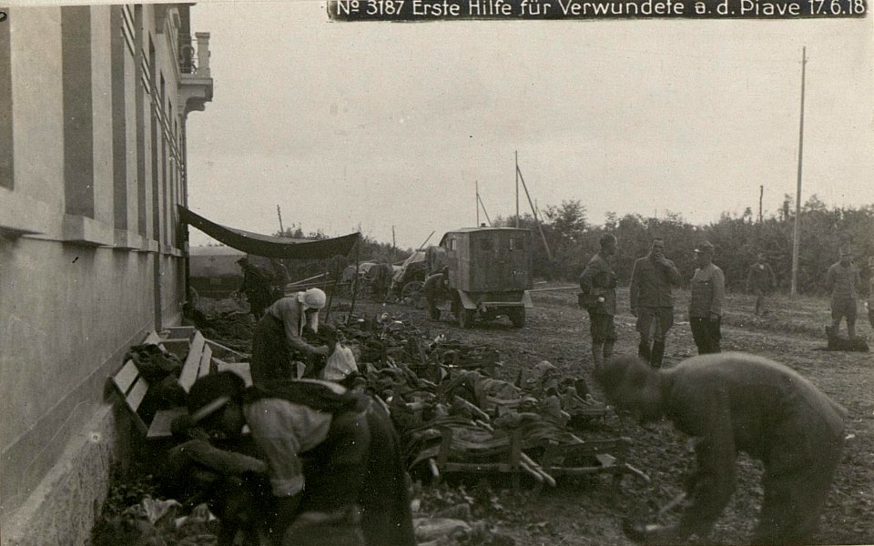 Erste Hilfe für Verwundete a.d.Piave 17.6.18. (BildID 15619696)