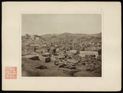 Erste Ansicht der Stadt Mekka- links im Hintergrund die Festung Djijād. Das grosse Gebäude rechts ist ied (i.e., die) Hamīdijjah, links daneben die Druckerei LCCN2013646215