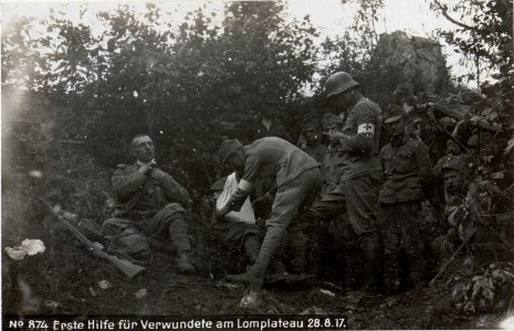 Erste Hilfe für Verwundete am Lomplateau. (BildID 15602536)