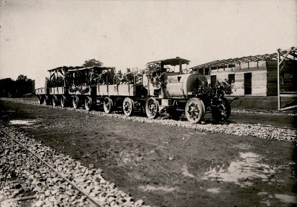 Erste Fahrt der Feldbahn bei Comen (BildID 15731604) (cropped)
