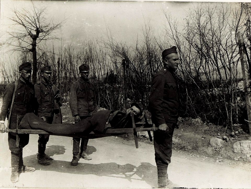 Erste Sanitätshilfe, Transport eines Verwundeten. (BildID 15574192)