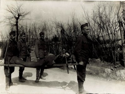 Erste Sanitätshilfe, Transport eines Verwundeten. (BildID 15574192)