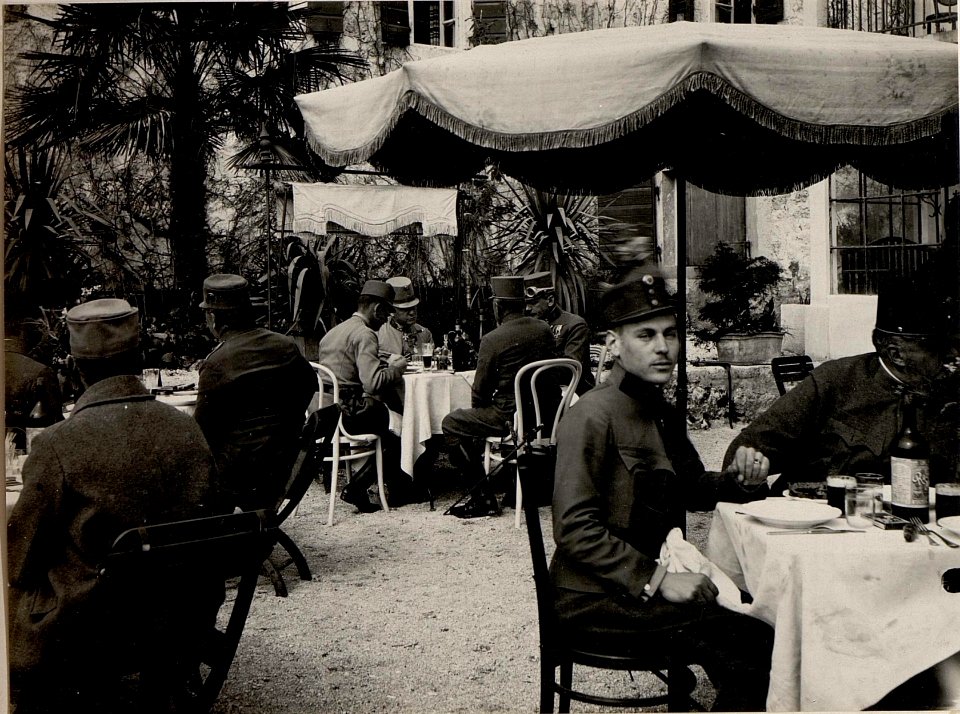 Erzh. JOSEF SALVATOR, Gen.Obst. von KÖVESS, Oberst ZUBER und Obstlt. des Generalstabes HITTL bei der Tafel in König Nikita's Sommersitz. Aufgenommen in Rijeka in Montenegro am 15. März 1916. (BildID 15533368)