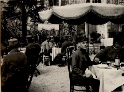 Erzh. JOSEF SALVATOR, Gen.Obst. von KÖVESS, Oberst ZUBER und Obstlt. des Generalstabes HITTL bei der Tafel in König Nikita's Sommersitz. Aufgenommen in Rijeka in Montenegro am 15. März 1916. (BildID 15533368)