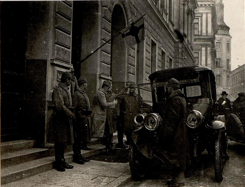 Erzh. Franz Karl SALVATOR beim Verlassen des Kommandogebäudes. Aufgenommen, am 17. Jänner 1916. (BildID 15532367)