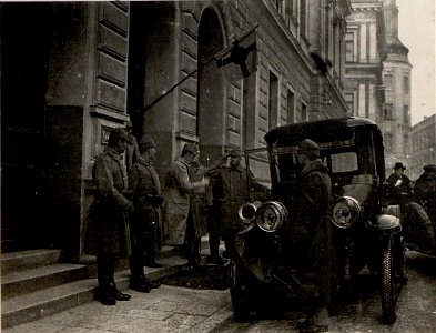 Erzh. Franz Karl SALVATOR beim Verlassen des Kommandogebäudes. Aufgenommen, am 17. Jänner 1916. (BildID 15532367)