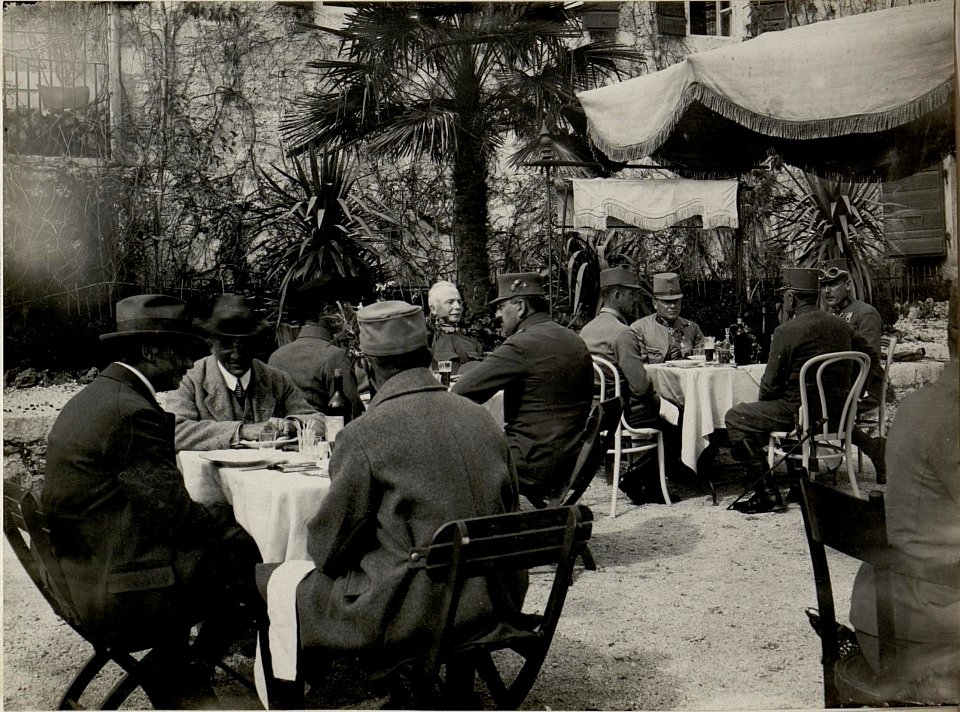 Erzh. JOSEF SALVATOR, Gen.Obst. von KÖVESS, Oberst ZUBER, Obstlt. des Generalstabes HITTL bei der Tafel in König Nikita's Sommersitz. Aufgenommen in Rijeka in Montenegro am 15. März 1916. (BildID 15533354)