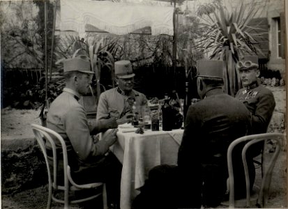 Erzh. JOSEF SALVATOR, Exzl. Gen.Obst. von KÖVESS, Oberst ZUBER, Obstlt. d. Genstbs. HITTL bei der Tafel in König Nikita's Sommersitz. Aufgenommen in Rijeka in Montenegro am 15. März 1916. (BildID 15533347)