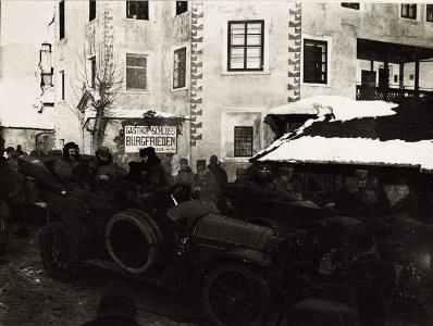 Erzherzog Eugen und Exzellenz Kraus im ersten, Exzellenz von Roth im zweiten Auto. (BildID 15578331)