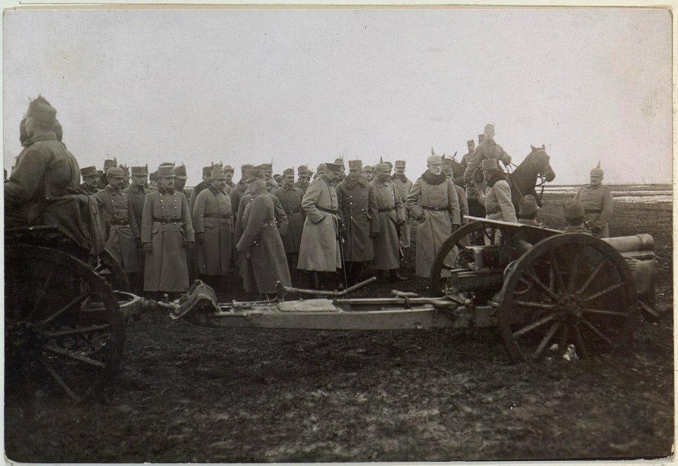 Erzherzog Friedrich bei einem Geschütz der China Batterie (BildID 15438936)