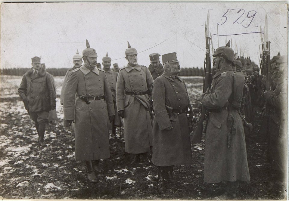 Erzherzog Friedrich im Gespräch mit einem Soldaten des Grenadierregimentes 9 (BildID 15438873)