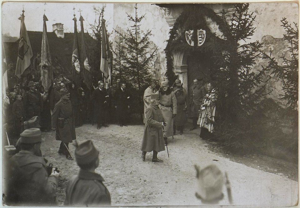 Erzherzog Friedrich nach dem Kirchgang in Podhajce (BildID 15438901)