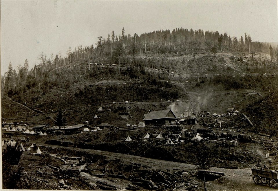 Erzherzog Karl auf dem Kopilas und an der Strasse Luhi - Klausura nördlich von Ruszpoliana, Ansicht der Straße auf den Kopilas mit Militärlager, 13.9.1916 (BildID 15550412)