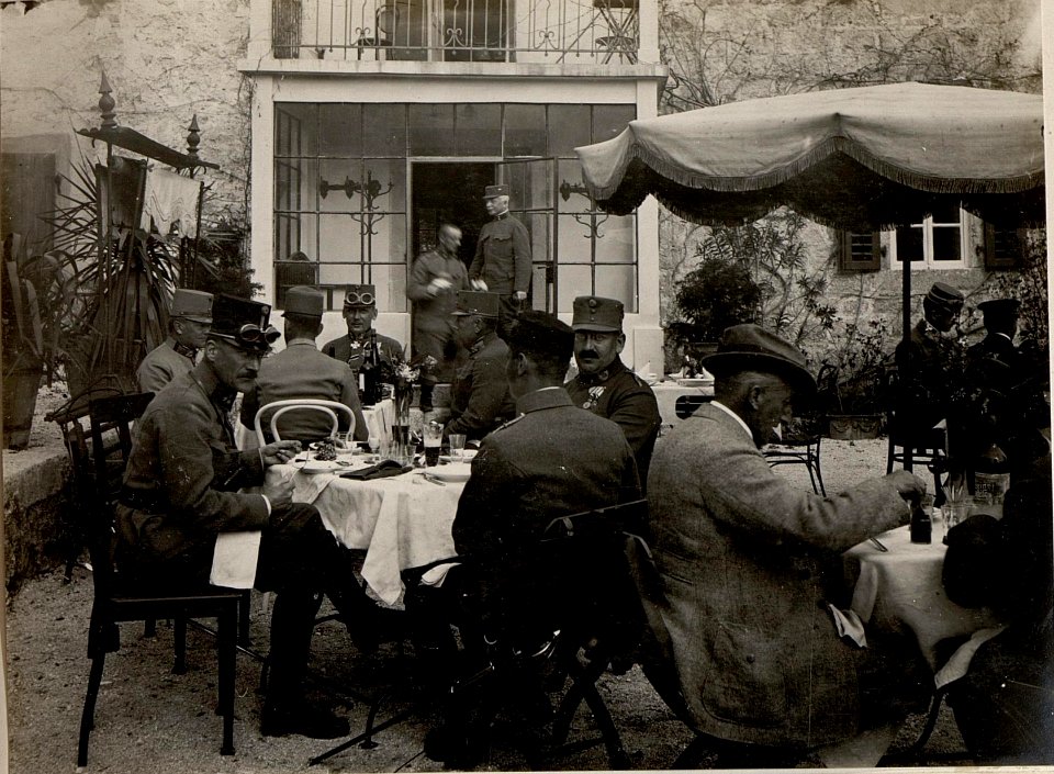 Erzh. JOSEF SALVATOR, Gen.Obst. von KÖVESS, Oberst ZUBER und Obstlt. des Generalstabes HITTL bei der Tafel in König Nikita's Sommersitz. Aufgenommen in Rijeka in Montenegro am 15. März 1916. (BildID 15533361)
