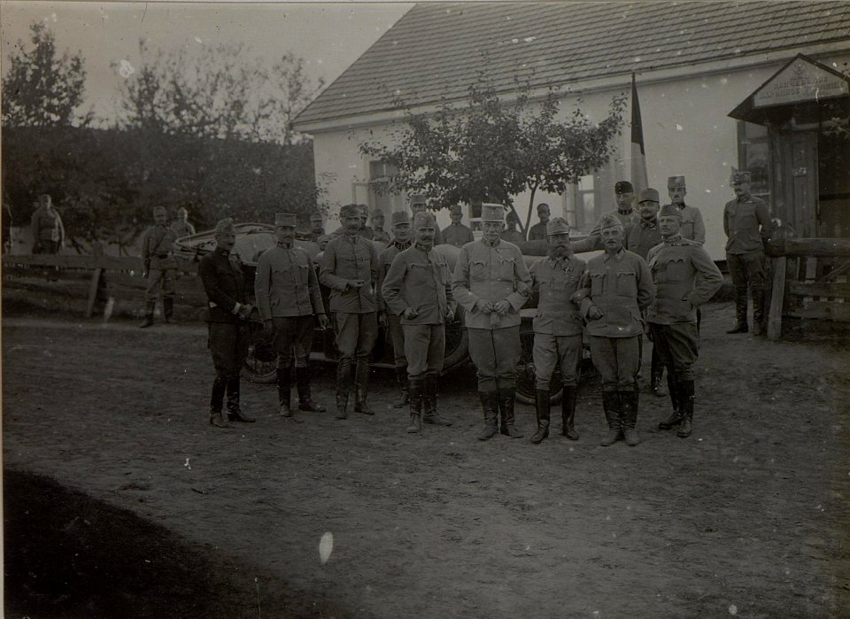 Erzherzog Josef Ferdinand mit den Generälen Martiny und Roth beim 10. Korpskommande in Kopcza, aufgenommen am 8.September 1915 (BildID 15455751)