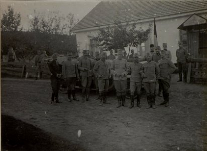 Erzherzog Josef Ferdinand mit den Generälen Martiny und Roth beim 10. Korpskommande in Kopcza, aufgenommen am 8.September 1915 (BildID 15455751)