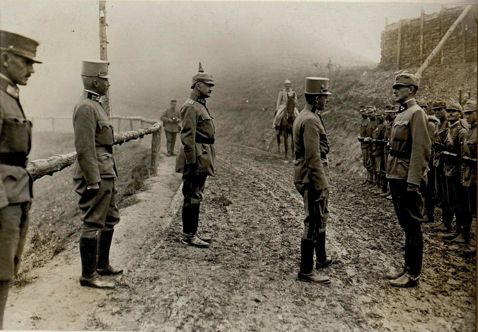Erzherzog Karl besichtigt die deutsche 200. Infanteriebrigade, 12.9.1916 (BildID 15550384)