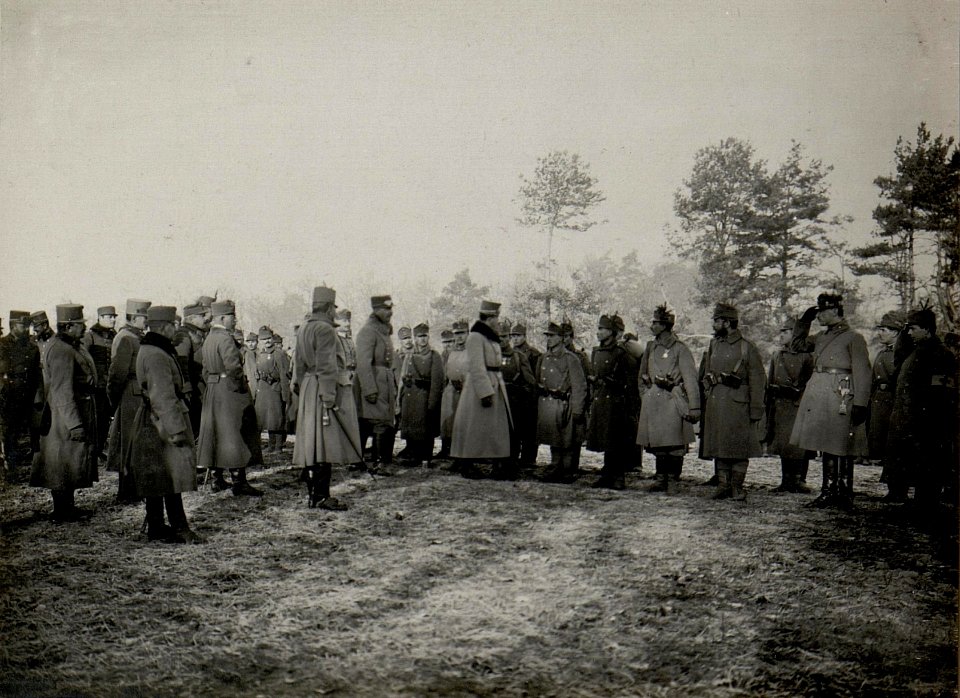 Erzherzog Karl bei der Inspizierung des Infanterieregimentes 40 südlich Nowy Knierut, aufgenommen am 2. Februar 1916 (BildID 15541568)