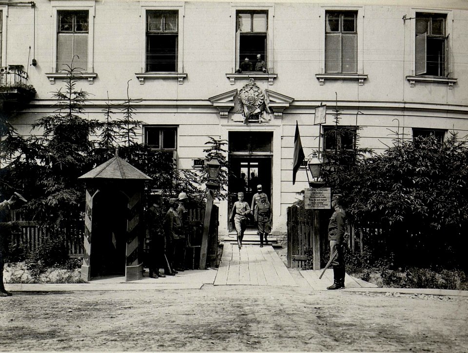 Erzherzog Karl beim 9. Korpskommando in ZborowJuli-Anfang August 1916 (BildID 15542401)
