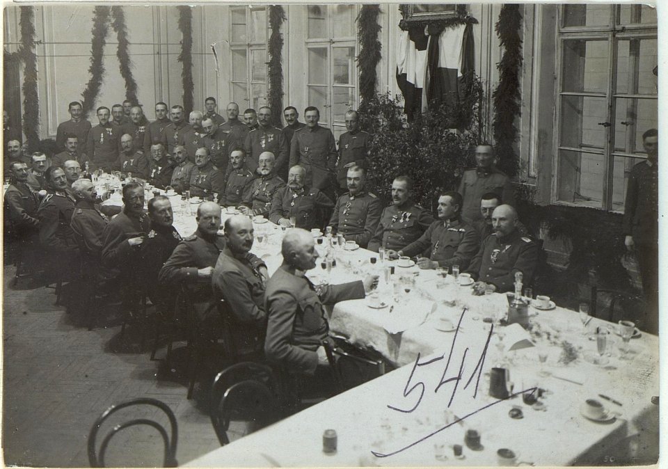 Erzherzog Friedrich beim Frühstück mit dem Armeeoberkommando Süd in Brzezany (BildID 15438957)