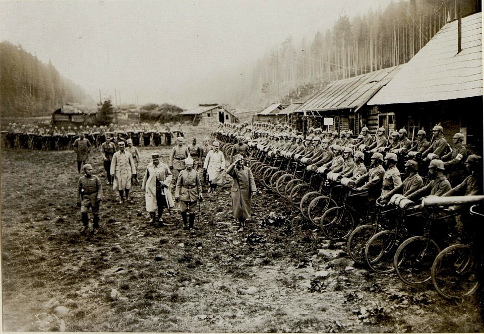 Erzherzog Karl besichtigt eine deutschen Radfahrbrigade,12.9.1916 (BildID 15550370)
