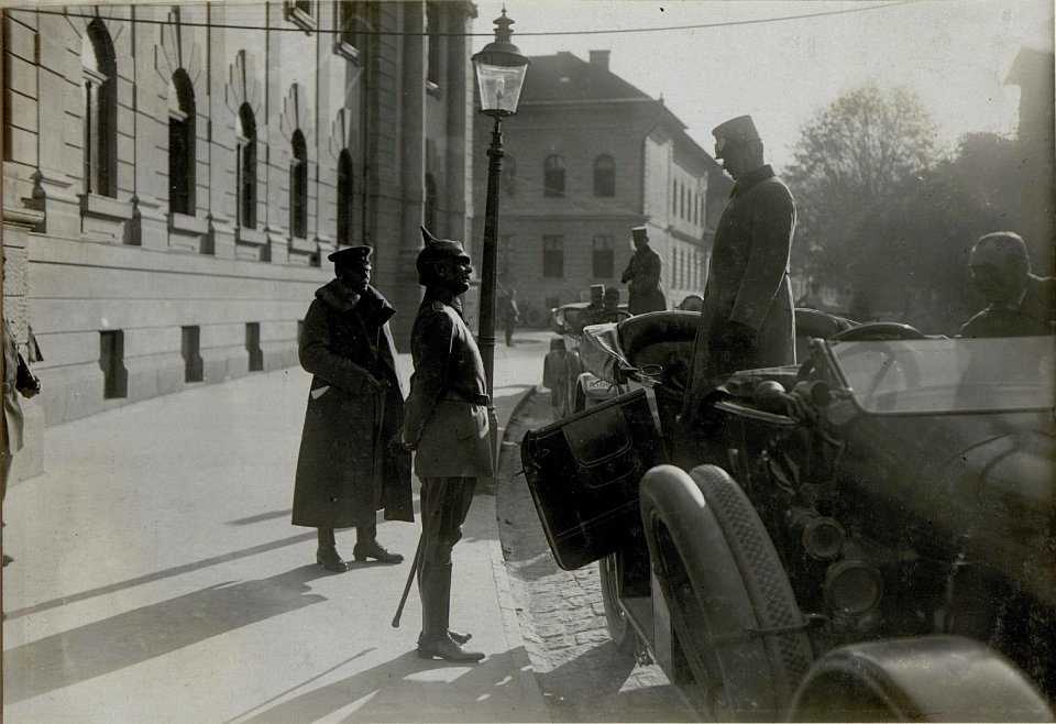 Erzherzog Karl besucht das Armeekommando Falkenhayn in Brasso (Kronstadt), 15.10.1916, bei der Abfahrt, in Begleitung des Generals Erich von Falkenhayn (BildID 15548935)