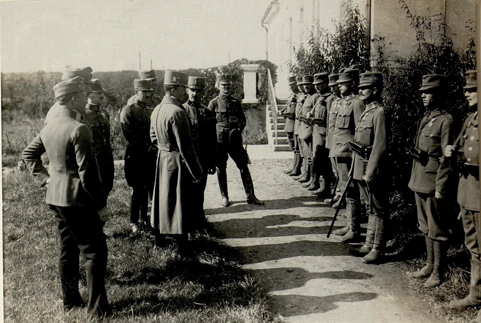 Erzherzog Karl besichtigt neue Projektsuniformen, 23.9.1916 (BildID 15548704)
