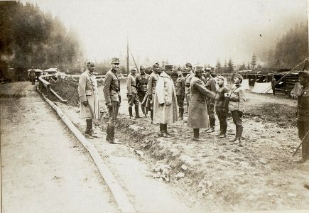 Erzherzog Karl besucht eine Sanitätseinheit südlich des Pantyrpasses 12.9.1916 (BildID 15550363)