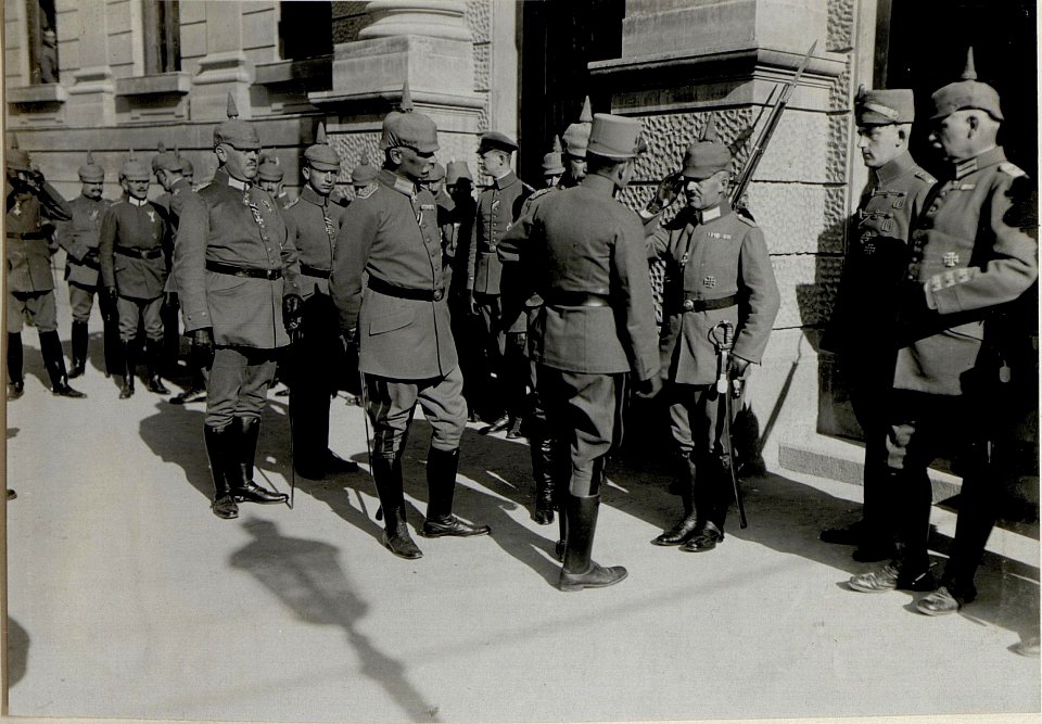 Erzherzog Karl besucht das Armeekommando Falkenhayn in Brasso (Kronstadt), 15.10.1916, Vorstellung der Offiziere des Armeekommandos (BildID 15548907)
