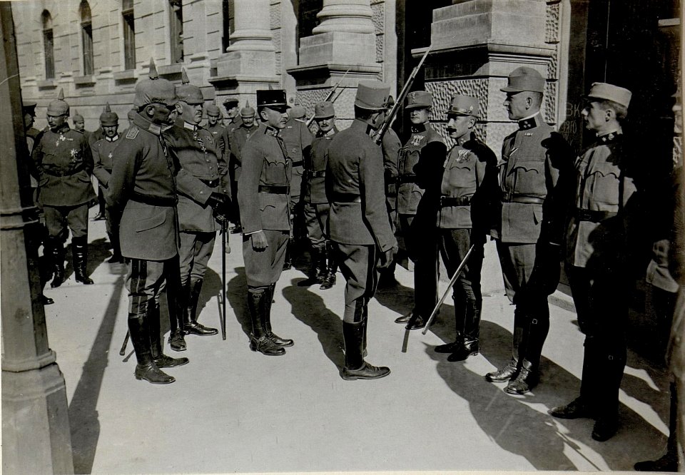 Erzherzog Karl besucht das Armeekommando Falkenhayn in Brasso (Kronstadt), 15.10.1916, Vorstellung der Offiziere des Armeekommandos (BildID 15548914)