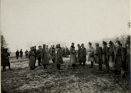 Erzherzog Karl bei der Inspizierung des Infanterieregimentes40 südlich Kol. Nowy Knierut, aufgenommen am 2. Februar 1916 (BildID 15541547)