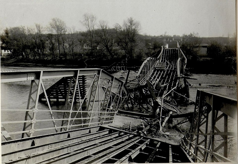 Erzherzog Karl besucht Rupea (Köhalom, Reps), Besichtigung der zerstörten Brücke und der Behelfsbrücke am 15.10.1916 (BildID 15548879)
