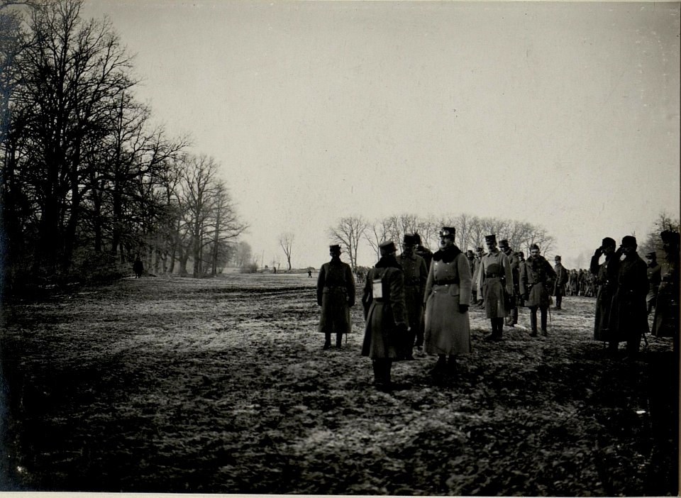 Erzherzog Karl im Gespräch mit dem Regimentskommandanten des Infanterieregimentes 40 nach der Inspizierung südlich Nowy Knierut , aufgenommen am 2. Februar 1916 (BildID 15541540)