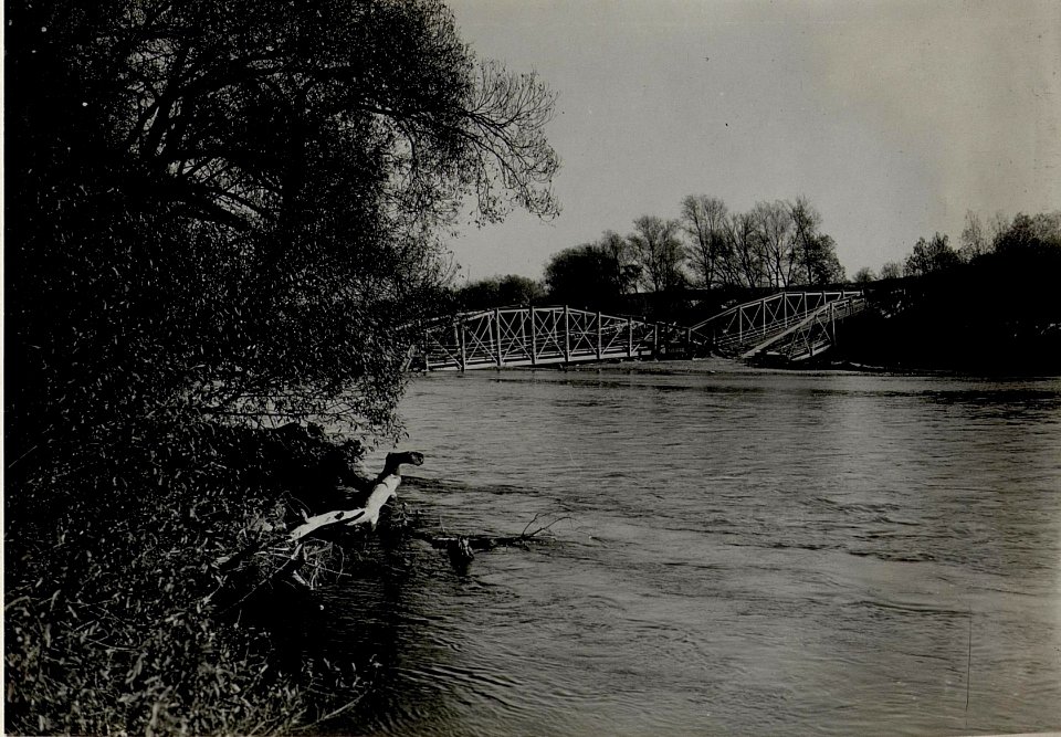 Erzherzog Karl besucht Rupea (Köhalom, Reps), Besichtigung der zerstörten Brücke und der Behelfsbrücke am 15.10.1916 (BildID 15548886)