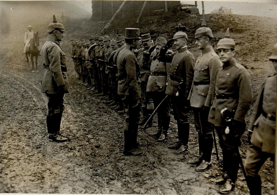 Erzherzog Karl besichtigt die deutsche 200. Infanteriebrigade, 12.9.1916 (BildID 15550377)