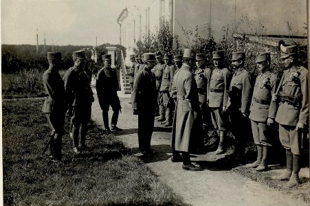 Erzherzog Karl besichtigt neue Projektsuniformen, 23.9.1916 (BildID 15548711)