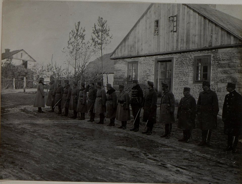 Erzherzog Karl im Gespräch mit Offizieren des 10. Korpskommandos in Kopcze, Februar 1916 (BildID 15456122)