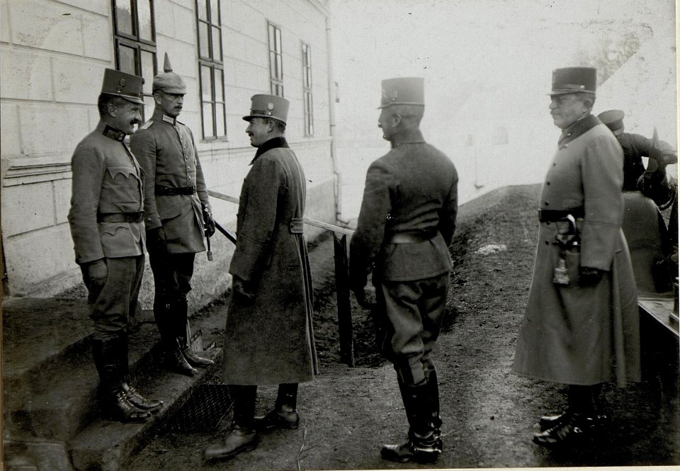 Erzherzog Karl I. beim XXI. Korpskommando. 14.11.1916 (BildID 15549320)